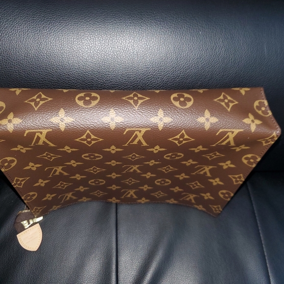 Authentic New Louis Vuitton Toiletry 26/ Purse - Picture 5 of 15